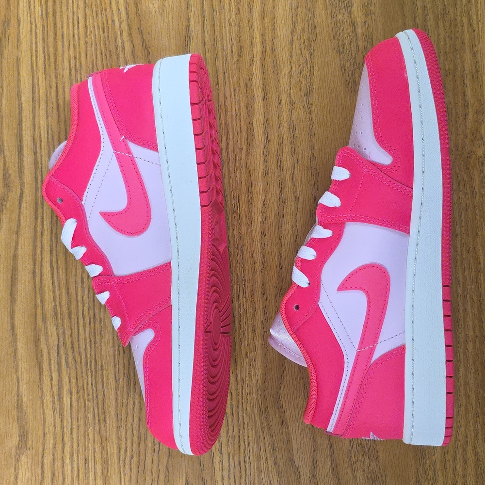 Air Jordan 1 Low GS Pink Foam/Hyper Pink Size Women's 7.5 553560-661 New - Picture 5 of 8